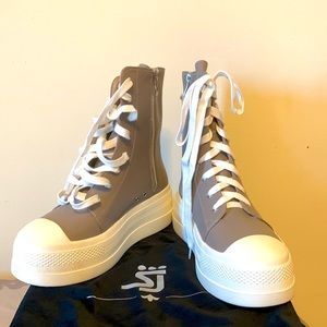 Shane Justin’s Gray Platform Sneakers